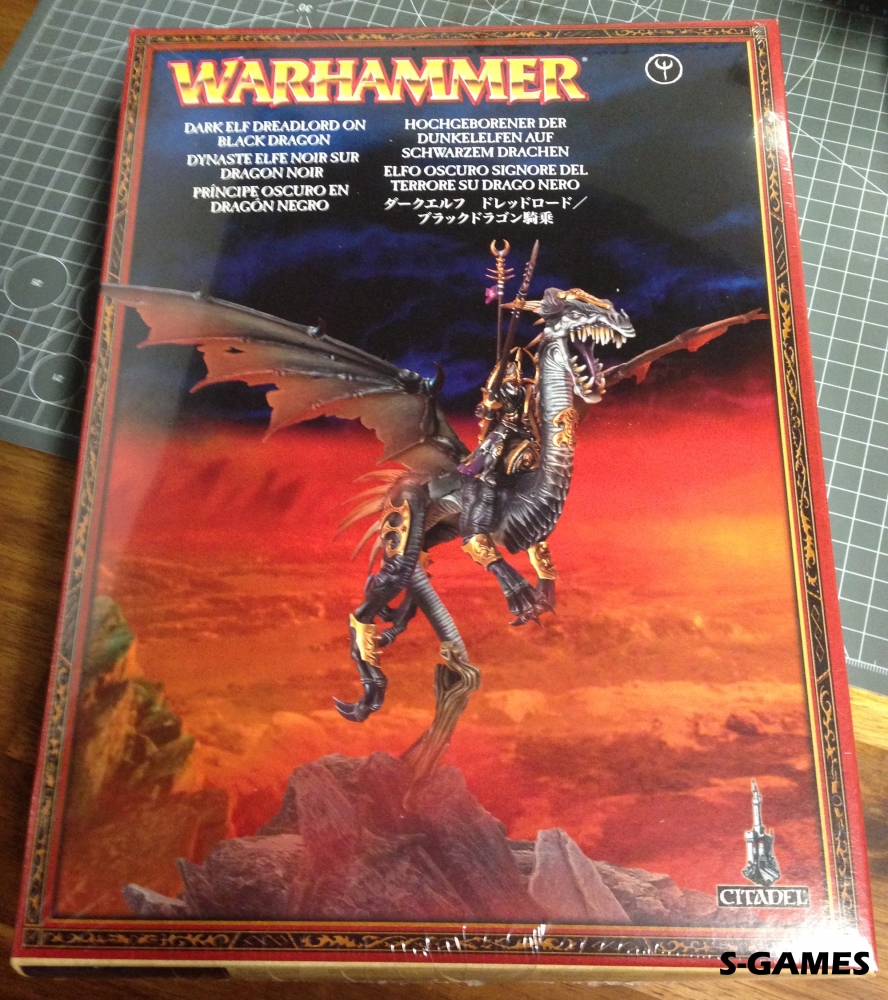 Hochgeborener der Dunkelelfen auf schwarzem Drachen